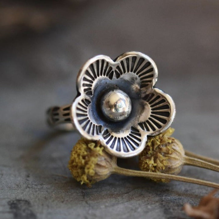 Minimalistischer Retro-Blüten-Ring
