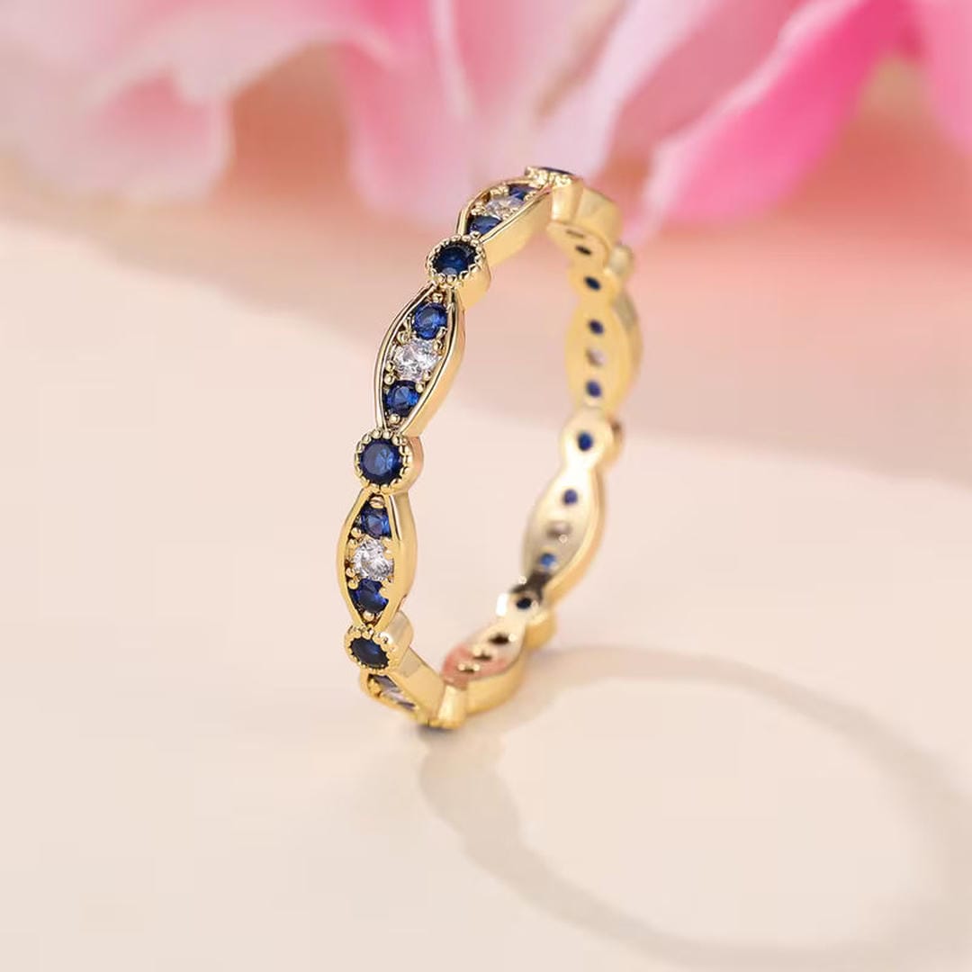 Blauer eleganter Funkelring