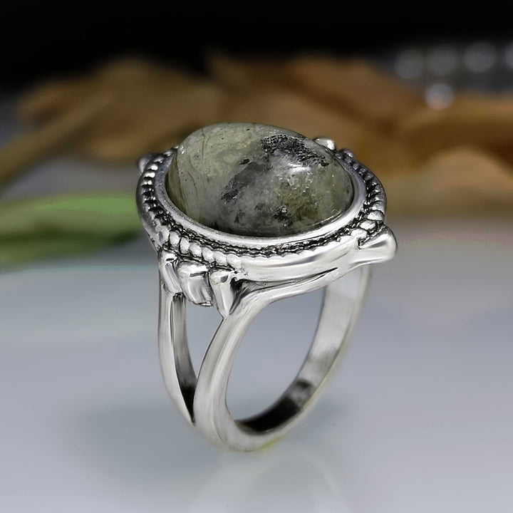 Spektakulärer zeitloser Ring im Vintage-Stil
