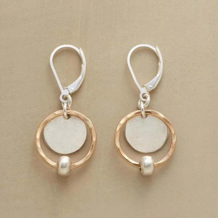 Schicke Perlenohrringe in Gold und Silber