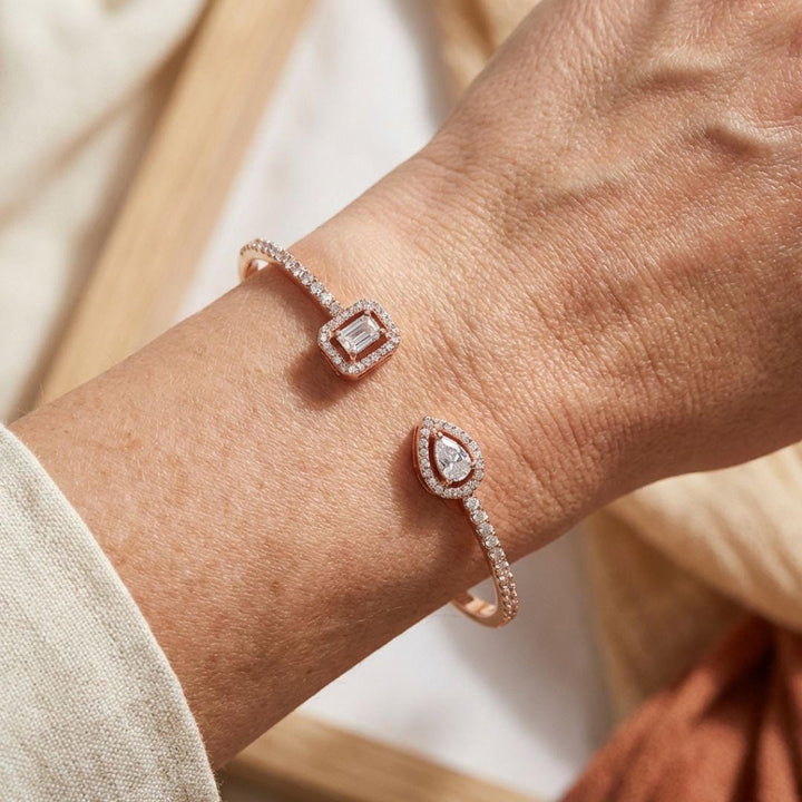Offenes Gold-Armband mit zwei Steinen