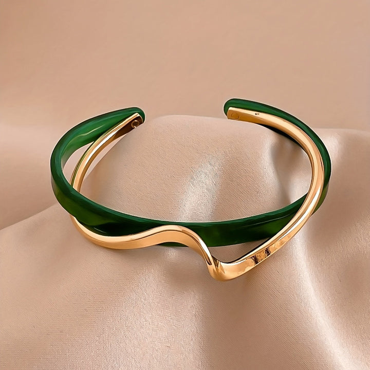 Eleganter minimalistischer Gold-Armreif