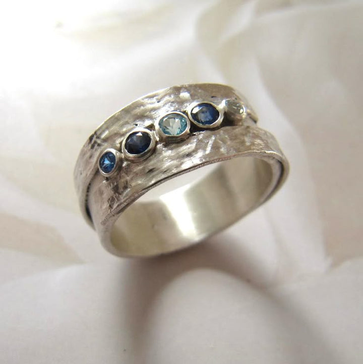 Silberner Ring mit blauen eingelegten Steinen