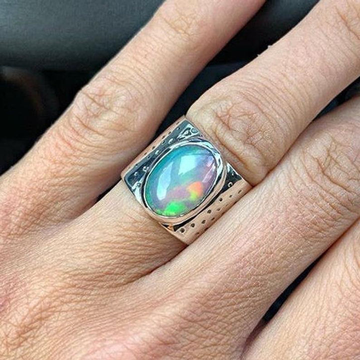 Ring mit ovalem schimmerndem Stein