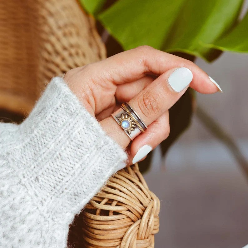 Zweifarbiger Mondstein-Ring mit breitem Band in Silber und Gold