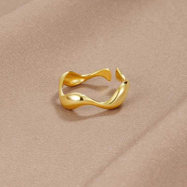 Elyra Smooth Flow Ring | Gold