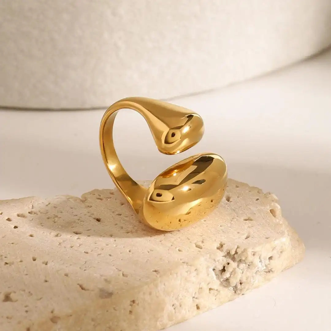 Minimalistischer goldener Flow-Ring