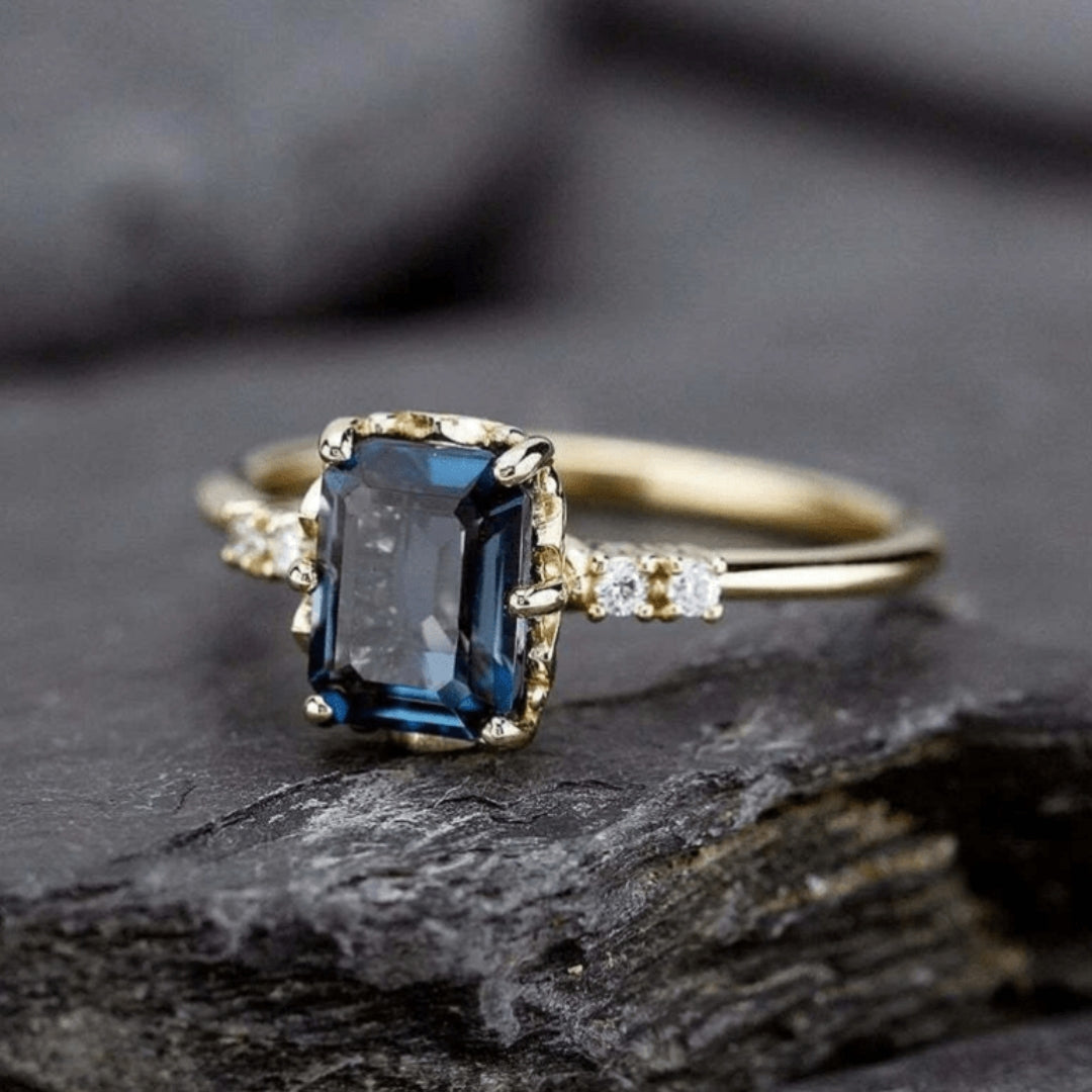 Vintage Goldring mit blauem Kristall