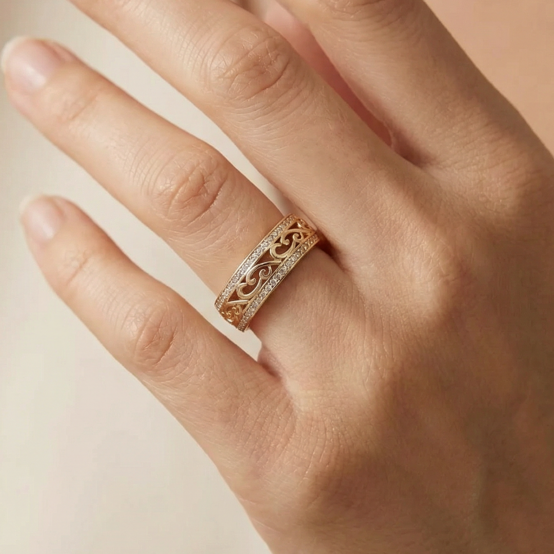 Glänzender durchbrochener Goldring