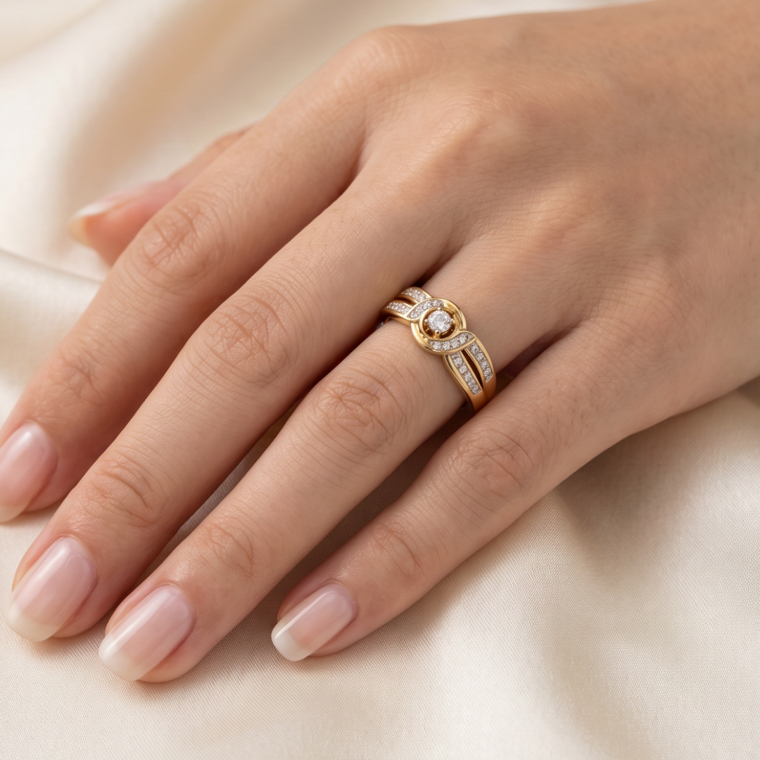 Goldener Unendlichkeitsring mit Kristall