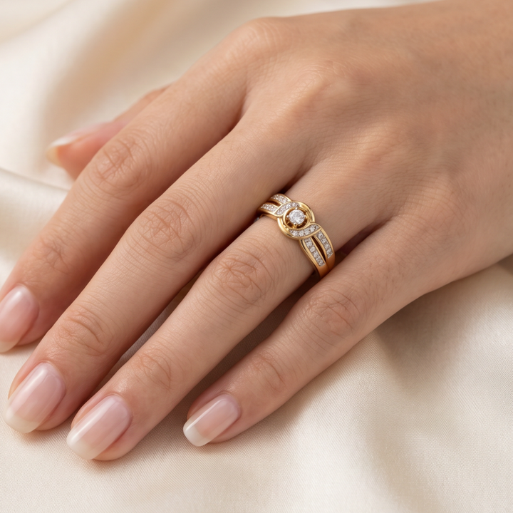 Goldener Unendlichkeitsring mit Kristall