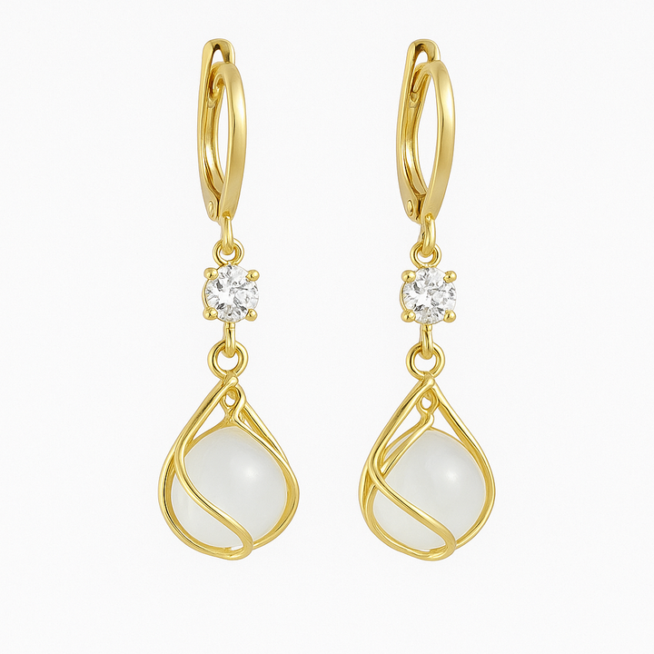 Goldene Ohrhänger mit weißem Opal und Drahtwicklung