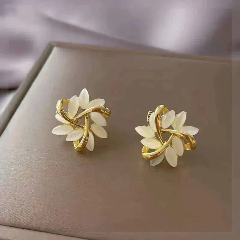 Goldene Blatt-Ohrstecker mit weißem Opal