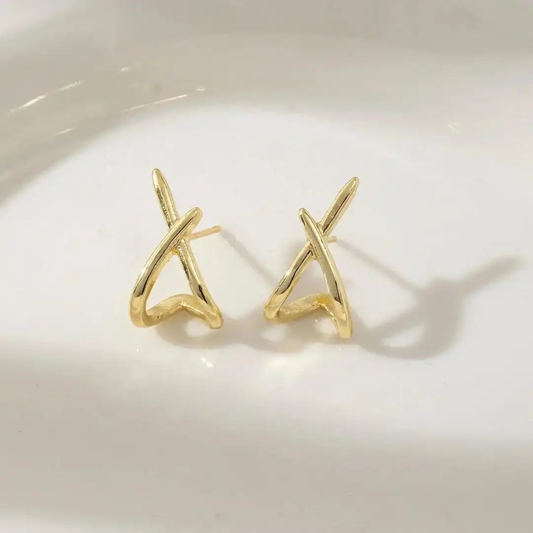 Zeitlose goldene Kreuz-Ohrringe