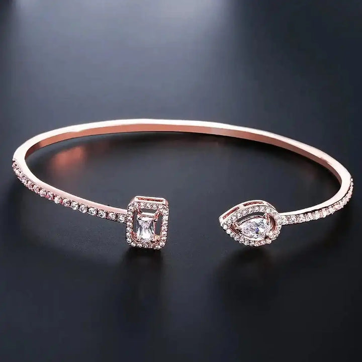 Offenes Gold-Armband mit zwei Steinen