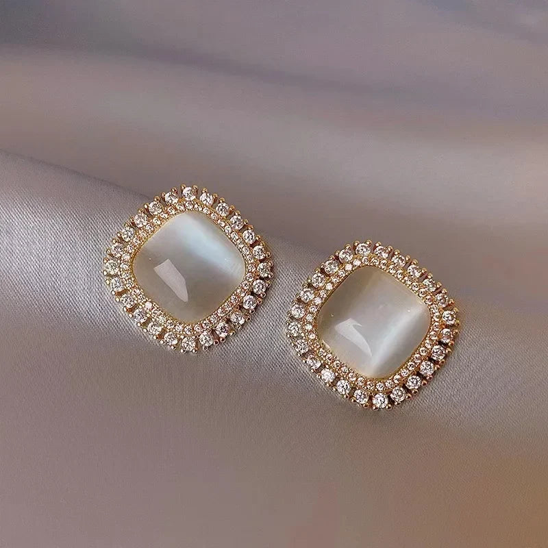Schicke eckige Ohrstecker mit Opal und Zirkonia