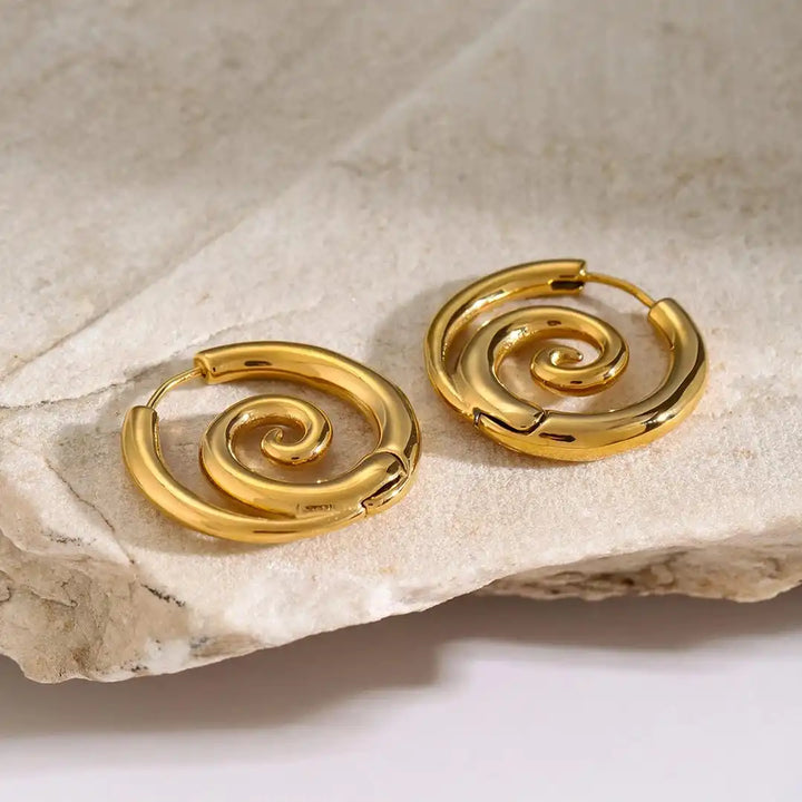 Zeitlose goldene Spiral-Ohrringe