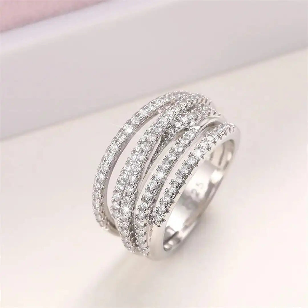 Geschichteter Zirkonia-Kreuz-Ring
