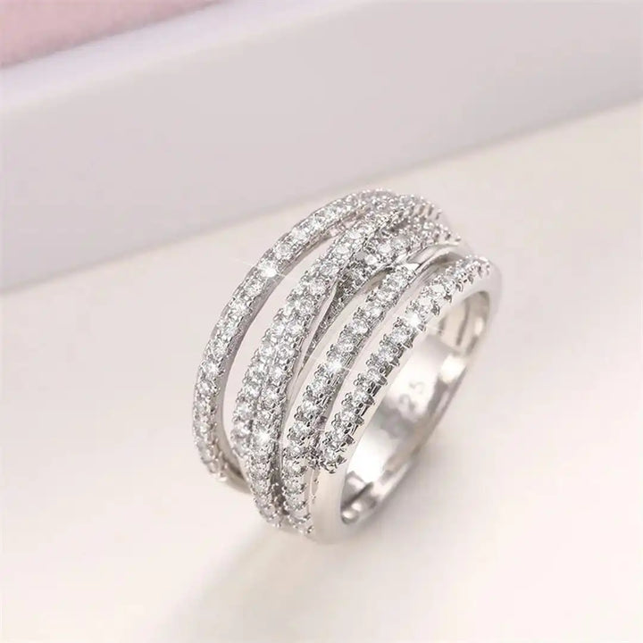 Geschichteter Zirkonia-Kreuz-Ring
