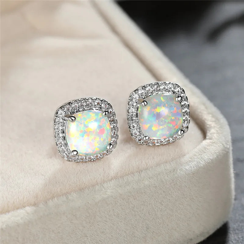 Elegante runde Silber-Ohrstecker mit weißem Feueropal