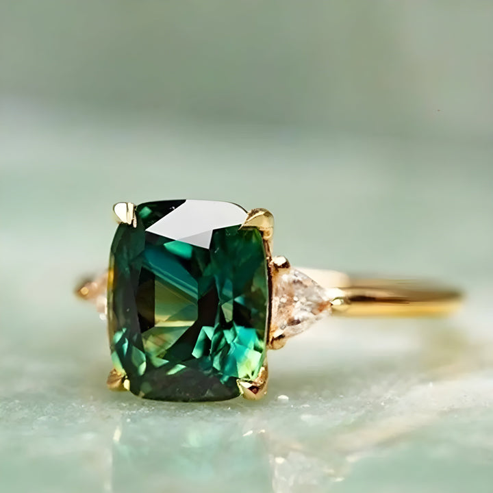 Eleganter Ring mit eckigem Smaragd