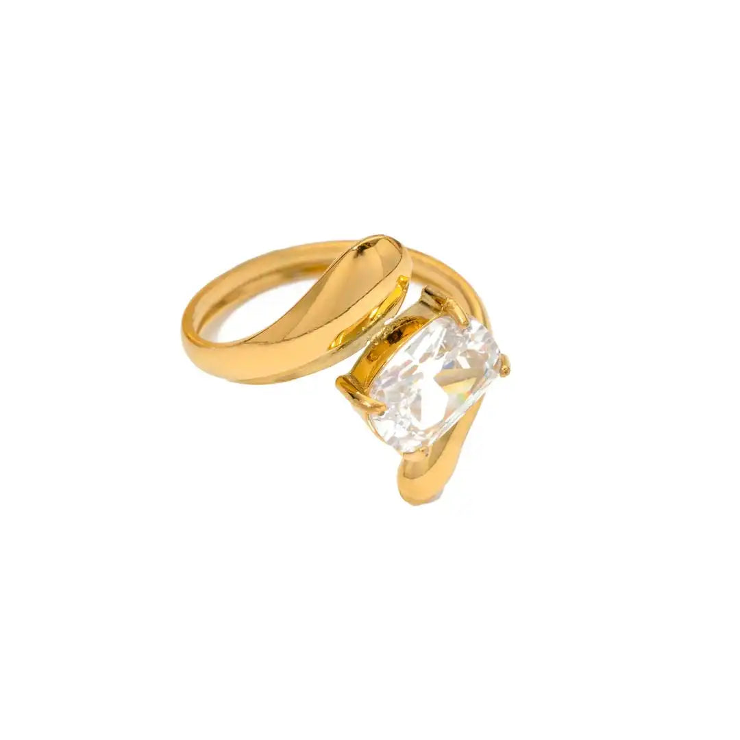 Zeitloser goldener Tropfen-Zirkonia-Ring