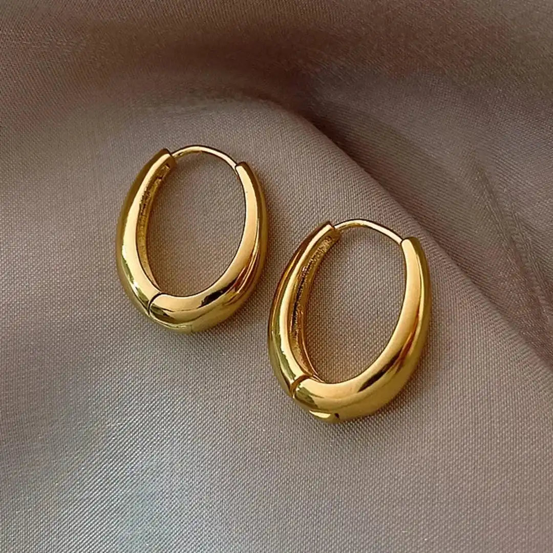 Klassische goldene Creolen