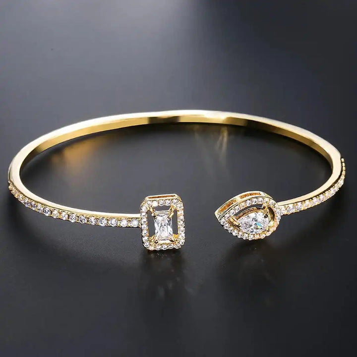 Offenes Gold-Armband mit zwei Steinen