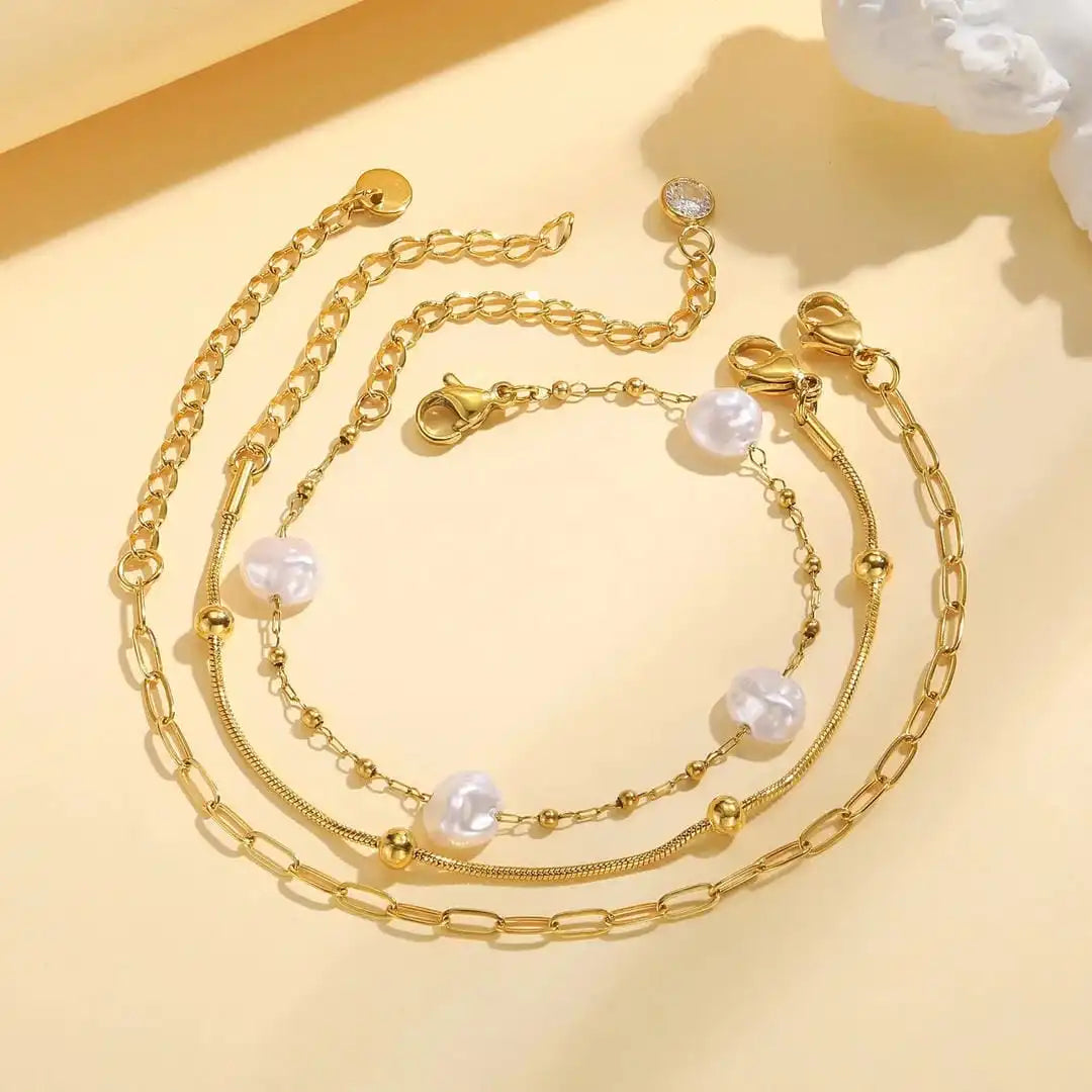 Stapelbares goldenes Perlen-Armband-Set