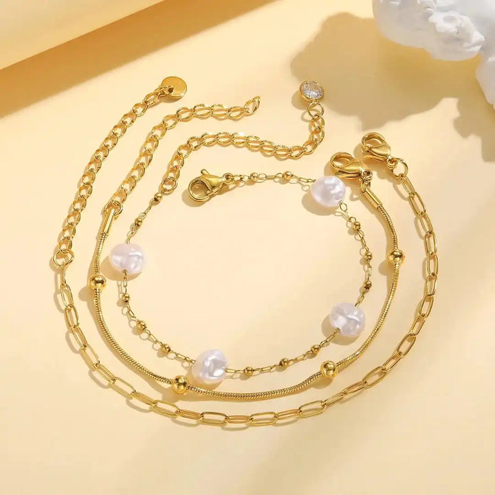 Stapelbares goldenes Perlen-Armband-Set