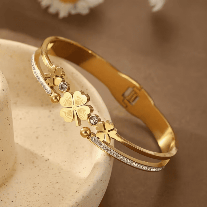 Eleganter Armreif Blüte der Anmut