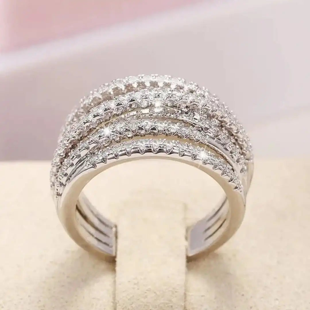 Geschichteter Zirkonia-Kreuz-Ring