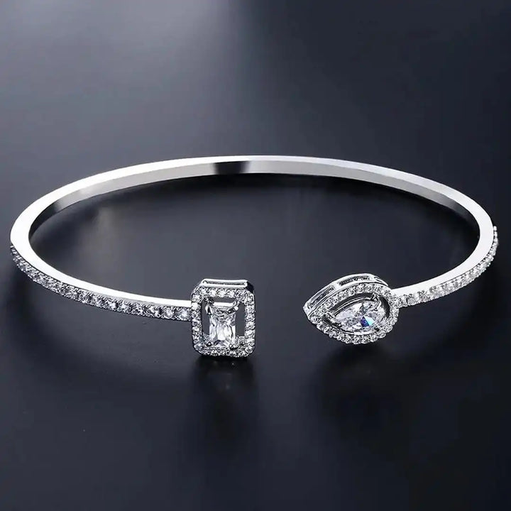 Offenes Gold-Armband mit zwei Steinen