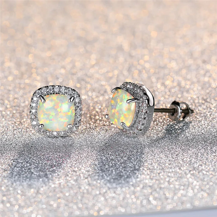 Elegante runde Silber-Ohrstecker mit weißem Feueropal