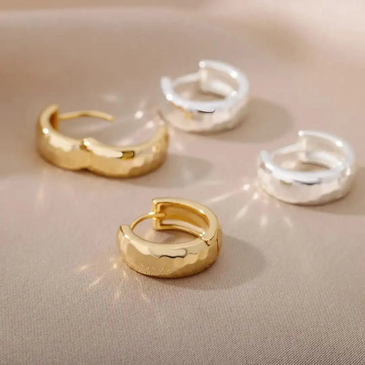 Zeitlose geformte Gold-Creolen