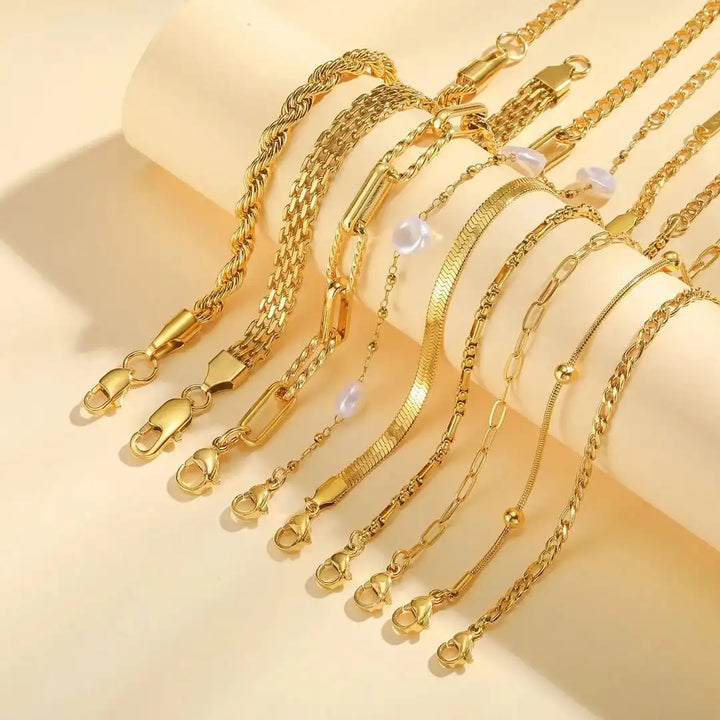 Stapelbares goldenes Perlen-Armband-Set