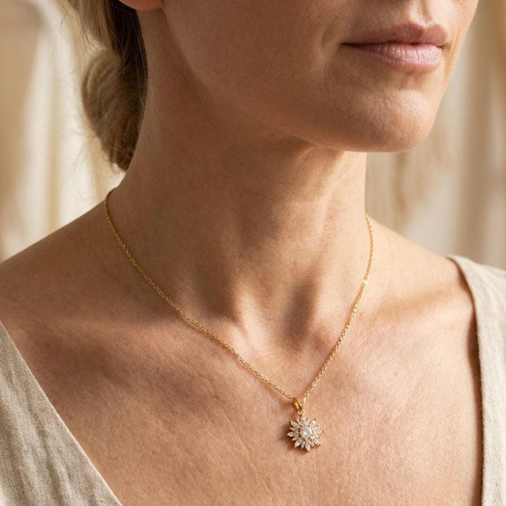 Trendiges Silber Sonnenblumen Zirkon Halsketten- und Ohrringe-Set