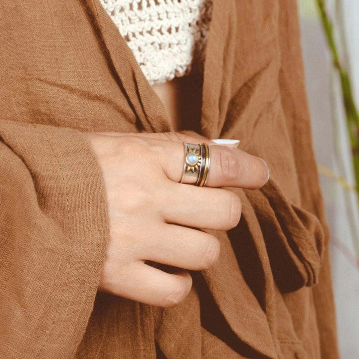 Zweifarbiger Mondstein-Ring mit breitem Band in Silber und Gold