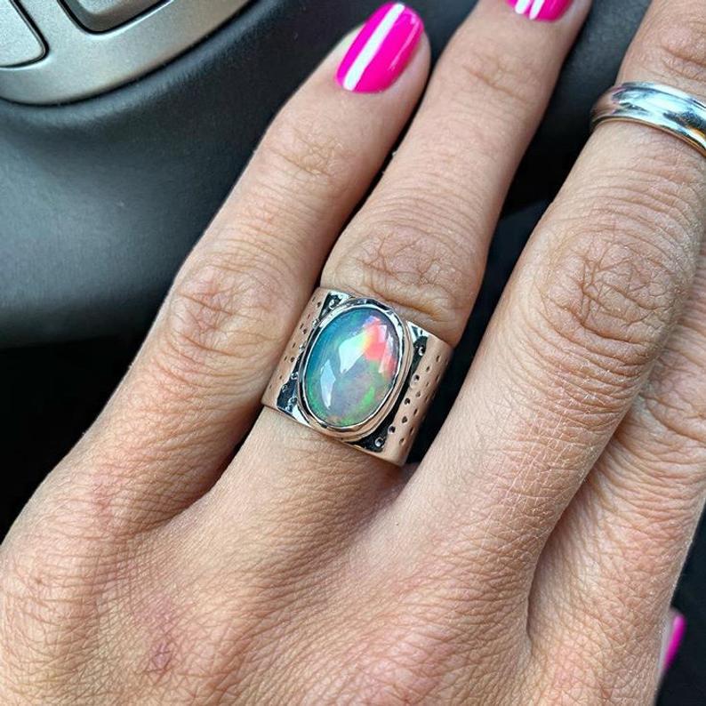 Ring mit ovalem schimmerndem Stein