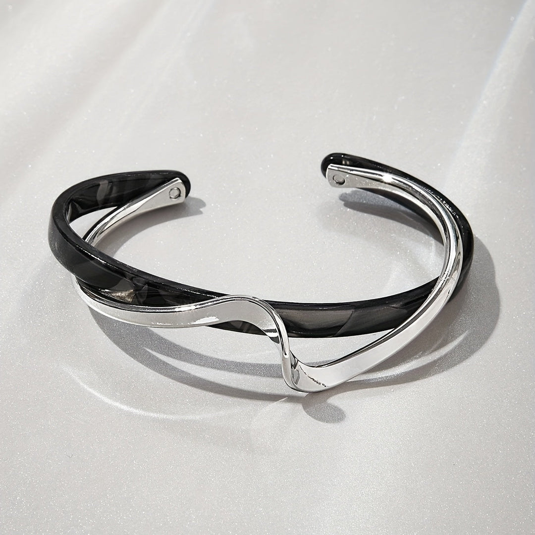 Eleganter minimalistischer Gold-Armreif