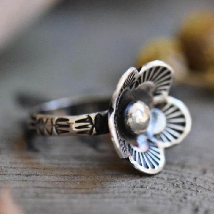 Minimalistischer Retro-Blüten-Ring
