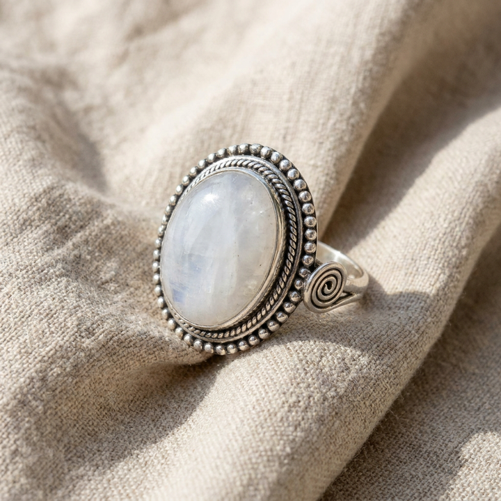 Ring mit ovalem weißem Edelstein