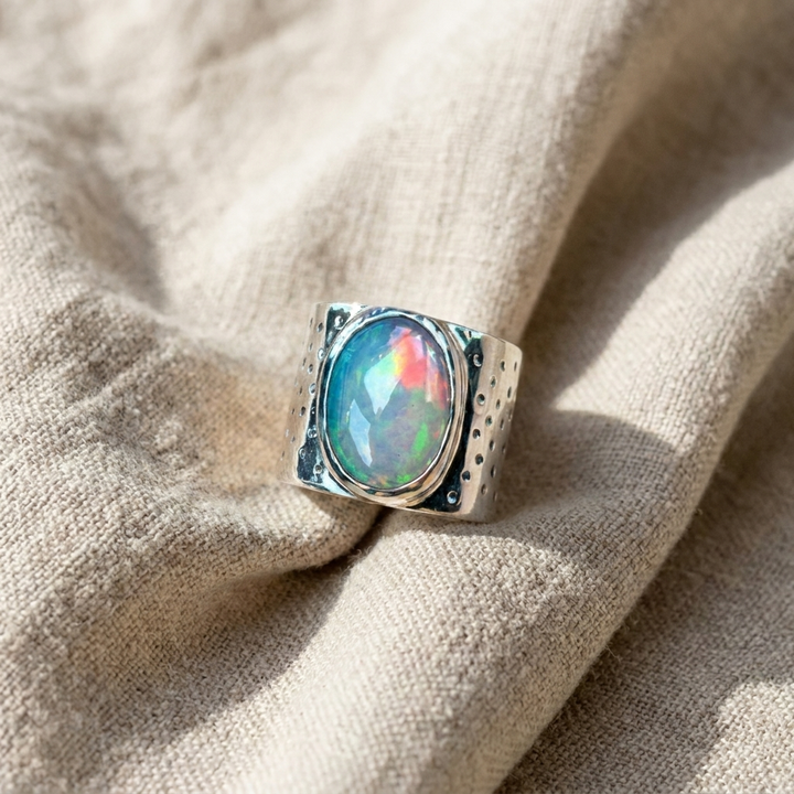 Ring mit ovalem schimmerndem Stein