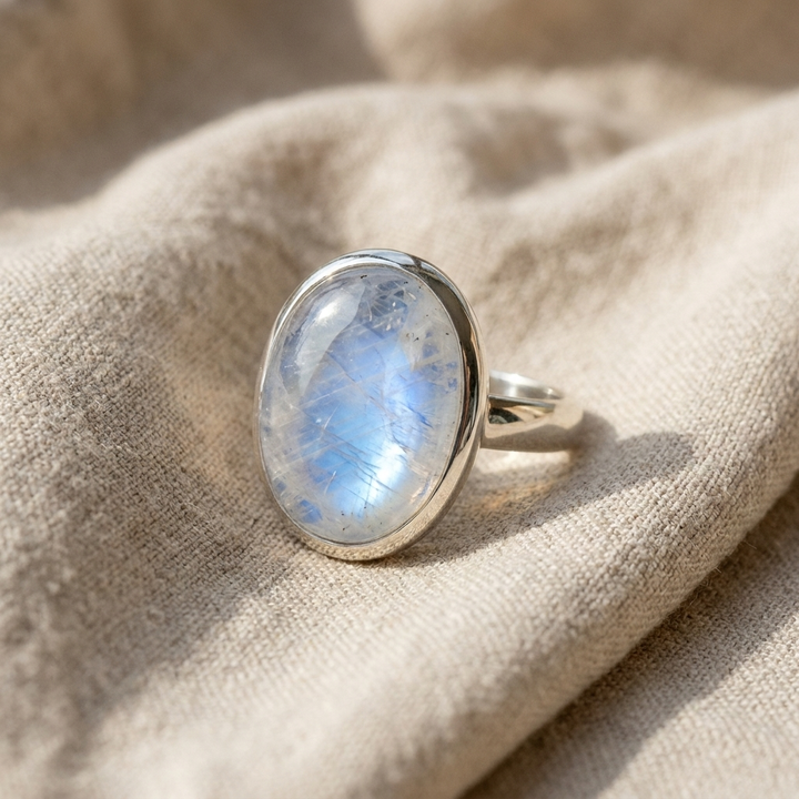 Vintage Ring mit ovalem Mondstein in Silberton