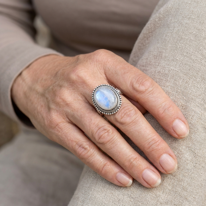 Ring mit ovalem weißem Edelstein