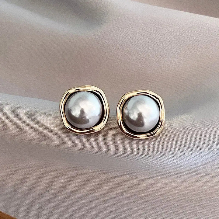Edle Ohrringe mit schwarzer Perle