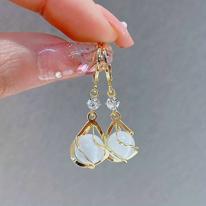 Goldene Ohrhänger mit weißem Opal und Drahtwicklung