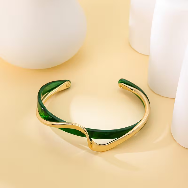 Elegantes Gold-Smaragd Wellen-Armband