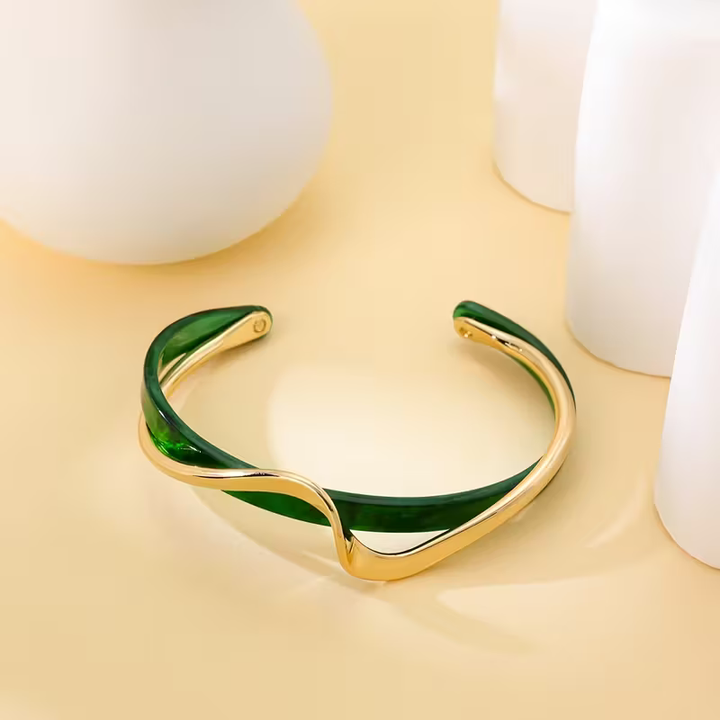 Elegantes Gold-Smaragd Wellen-Armband