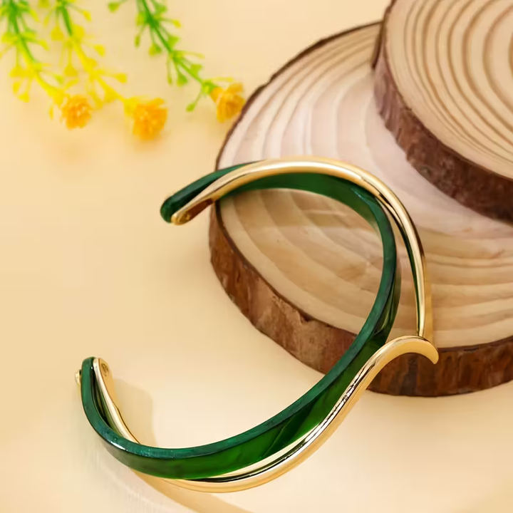 Elegantes Gold-Smaragd Wellen-Armband